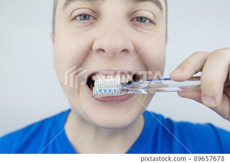 Instructions on how to brush your teeth. Step-by-step scheme. Clean healthy, healthy lifestyle, white teeth. Photo with arrows showing the correct directions for brushing your teeth. Instructions on how to brush your teeth. Step-by-step scheme. Clean healthy, healthy lifestyle, white teeth. Photo with arrows showing the correct directions for brushing your teeth. 89657678