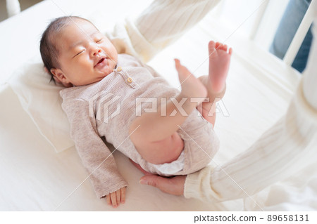 讓寶寶入睡 返回開關 小心地將其放在床上 讓寶寶入睡 返回開關 小心地將其放在床上 89658131