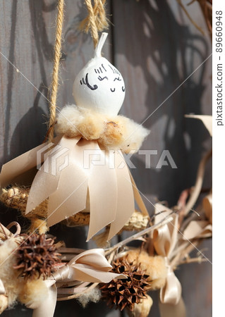 在好天氣的希望中掛上 Teru Teru Bozu 娃娃 89660948