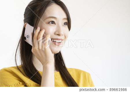 淺談智能手機一個年輕女子 89661986