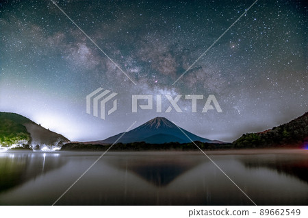 Mt. Fuji and the Milky Way seen from Lake Shoji, Kawaguchiko Town, Yamanashi Prefecture Mt. Fuji and the Milky Way seen from Lake Shoji, Kawaguchiko Town, Yamanashi Prefecture 89662549