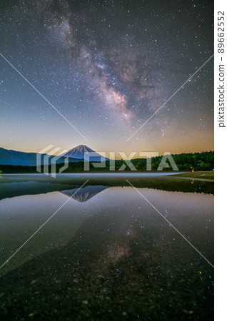 從山梨縣河口湖町精進湖看富士山和銀河 89662552