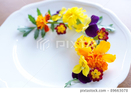 Edible flowers that decorate the plate 89663078