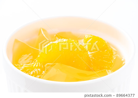果凍和橘子。 （白色背景） 89664377