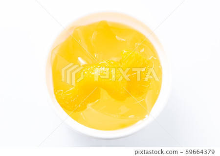 果凍和橘子。 （白色背景） 89664379