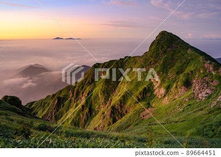 (Gunma Prefecture) Summer Tanigawadake Toma's ears and dawn scene 89664451