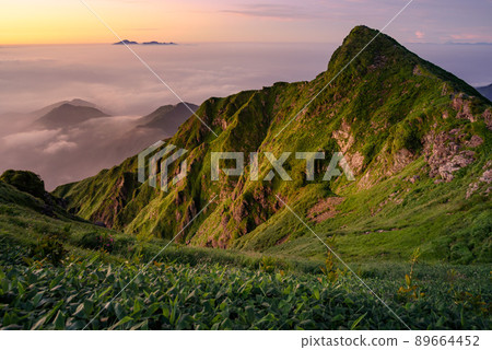 (Gunma Prefecture) Summer Tanigawadake Toma's ears and dawn scene (Gunma Prefecture) Summer Tanigawadake Toma's ears and dawn scene 89664452