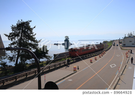 路邊車站雨天景觀 路邊車站雨天景觀 89664928