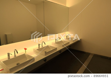 路邊車站雨天景觀 路邊車站雨天景觀 89664931