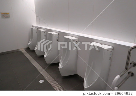 路邊車站雨天景觀 89664932