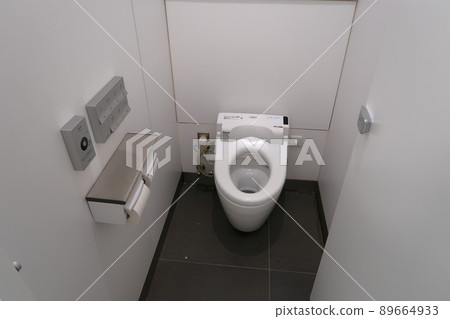 路邊車站雨天景觀 路邊車站雨天景觀 89664933