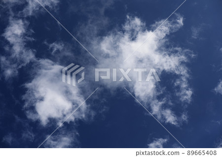 Clouds in the high sky seen through the gaps in the rain clouds at the zenith_horizontal 1 89665408