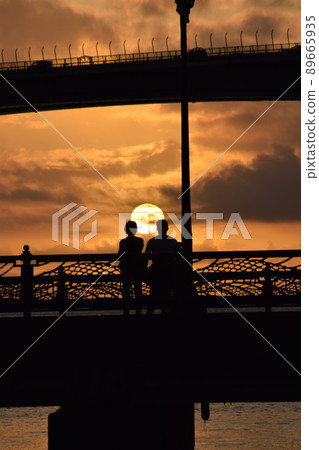 Silhouette of a couple watching the sunset in Okinawa Silhouette of a couple watching the sunset in Okinawa 89665935