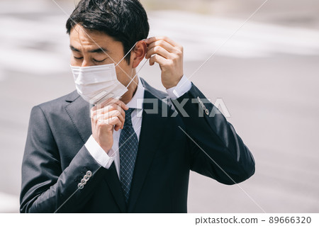 Male businessman wearing a mask 89666320