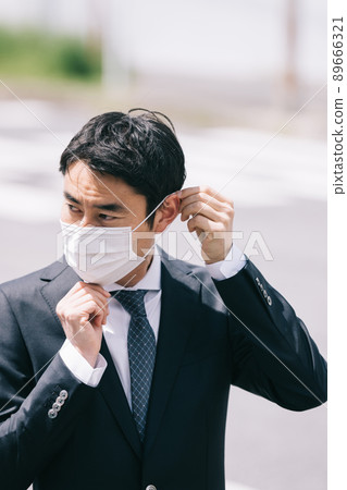 Male businessman wearing a mask 89666321