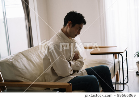一個三十多歲的憂心忡忡的男人的形象 一個三十多歲的憂心忡忡的男人的形象 89666869