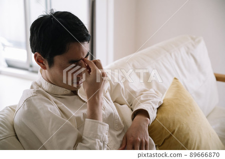 Image of a man suffering from eye strain in his 30s 89666870