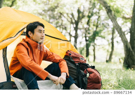 Men climbing solo camps 89667134