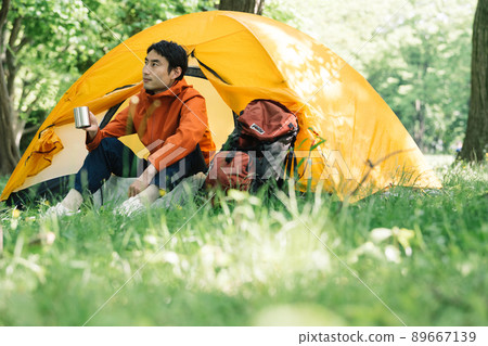 Men climbing solo camps Men climbing solo camps 89667139