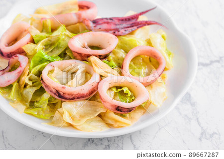 黃油炒魷魚和生菜 黃油炒魷魚和生菜 89667287