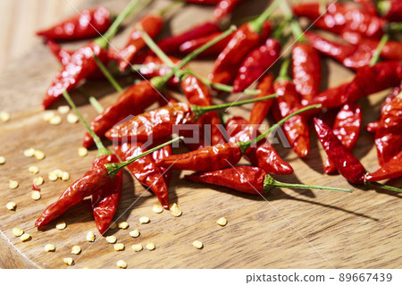 鷹爪放在砧板上 89667439