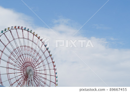 五顏六色的摩天輪和清楚的藍天 89667455