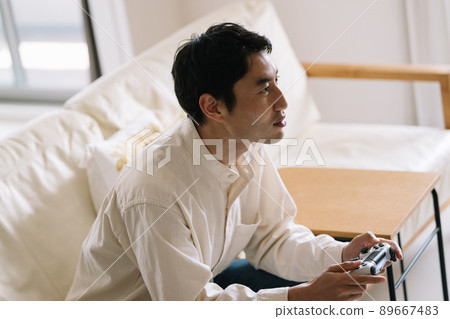Profile of a man playing a video game 89667483