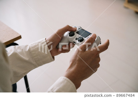 玩電子遊戲的男人 89667484