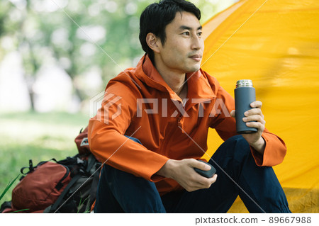 Men climbing solo camps Men climbing solo camps 89667988