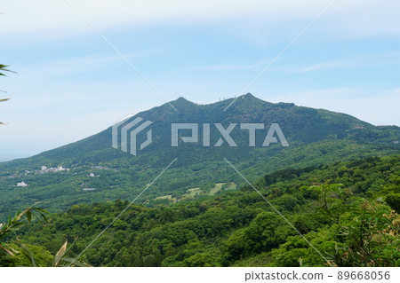 A view of the fresh green of Mt. Tsukuba from the Omote Tsukuba skyline in early summer with young leaves A view of the fresh green of Mt. Tsukuba from the Omote Tsukuba skyline in early summer with young leaves 89668056