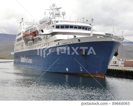 停泊在港口的客船 停泊在港口的客船 89668065