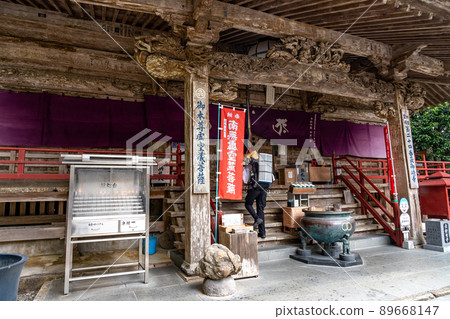高知縣室戶市四國邊路的第24座寺院三崎寺正殿參觀的大邊路先生。 89668147