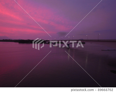 The bridge reflected in the sunset in Amakusa 89668702