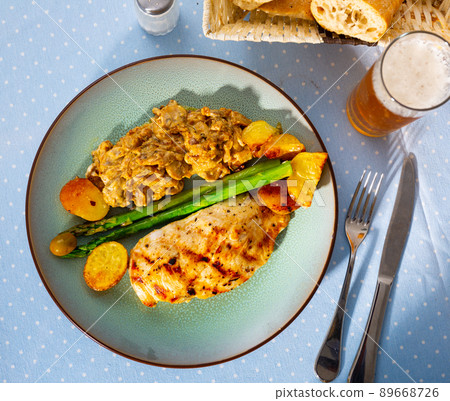 Grilled chicken breast with mushrooms, potatoes and asparagus 89668726