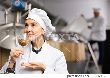 Female smelling malt seeds Female smelling malt seeds 89669123