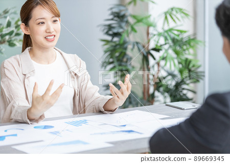 Young business woman speaking at a meeting 89669345