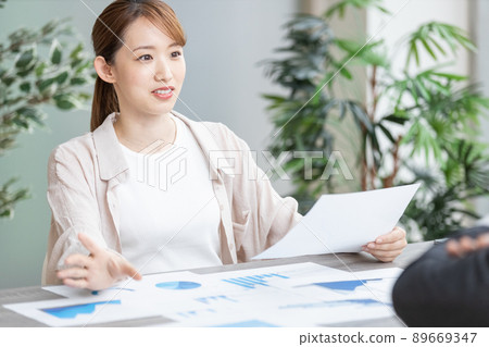 在會議上發言的年輕女商人 89669347