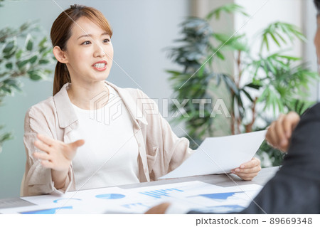在會議上發言的年輕女商人 89669348
