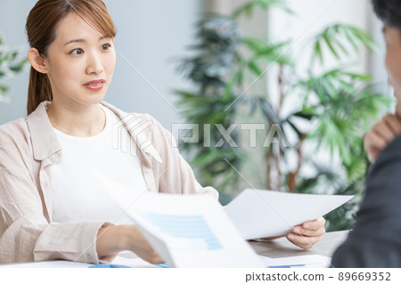 在會議上發言的年輕女商人 在會議上發言的年輕女商人 89669352