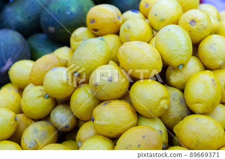 Pile of ripe lemons in market 89669371