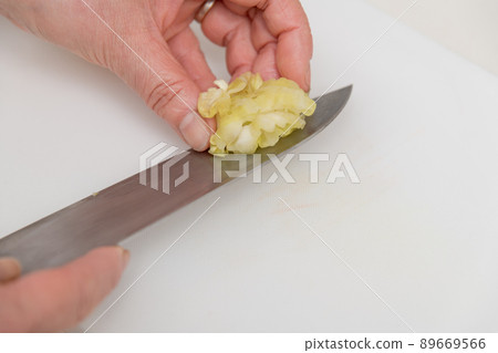 [Cut cabbage pickled in rice bran with a Santoku knife] 89669566