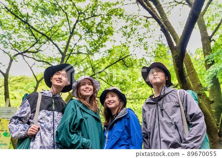 前往徒步旅行的年輕人 89670055