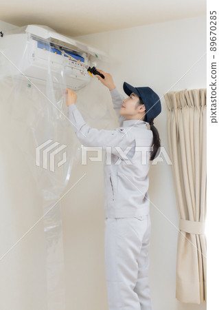 清潔空調的女工 89670285