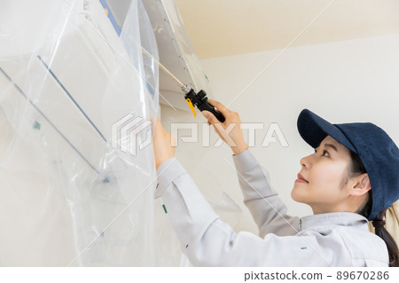 清潔空調的女職員 清潔空調的女職員 89670286