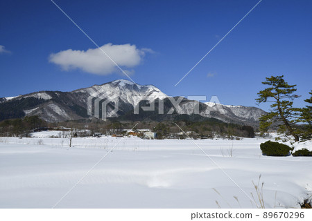 從山脊松樹的雪地看 Hiruzen 從山脊松樹的雪地看 Hiruzen 89670296