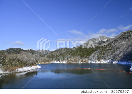 白雪皚皚的湯原湖 白雪皚皚的湯原湖 89670297