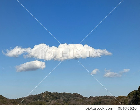 Sky and clouds and mountains, blue sky and white clouds, background material 89670626