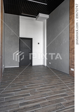 Blank walls in empty loft style industrial office 89670747
