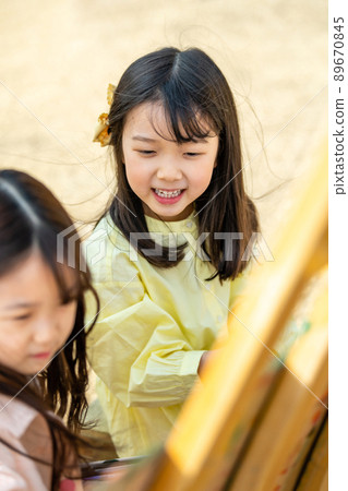children lifestyle parenting play sisters 89670845