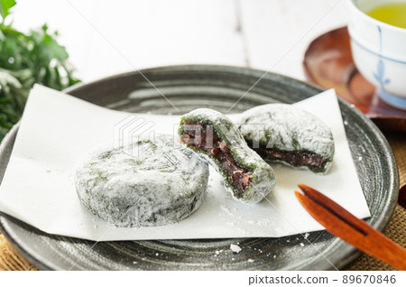 Yomogi mochi and green tea 89670846